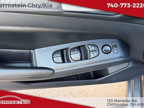 Used 2024 Nissan Altima 2.5 SV FWD image 9