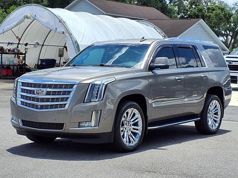 Used 2019 Cadillac Escalade Luxury RWD image 3