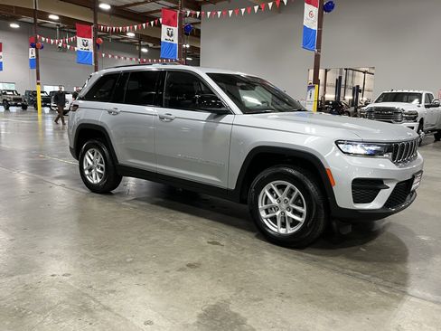 Certified 2025 Jeep Grand Cherokee Laredo X w/ Luxury Tech Group I image 7