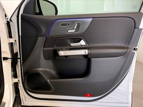 Used 2025 Mercedes-Benz GLB 250 4MATIC image 21