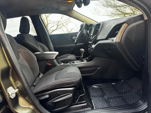 Used 2015 Jeep Cherokee Latitude w/ Comfort/Convenience Group image 16