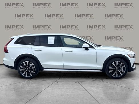 Used 2025 Volvo V60 B5 Cross Country Ultra AWD/4WD image 6