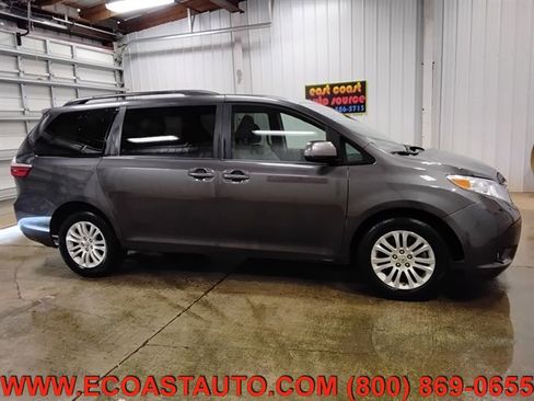 Used 2015 Toyota Sienna XLE image 2