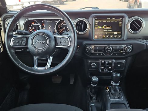 Used 2018 Jeep Wrangler Unlimited Sahara AWD/4WD image 18