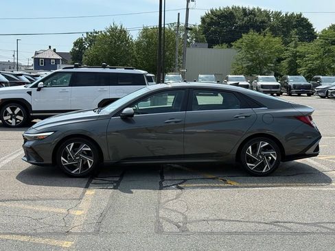 Used 2024 Hyundai Elantra Limited FWD image 2