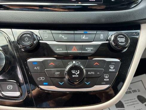 Used 2023 Chrysler Pacifica Touring-L FWD image 29