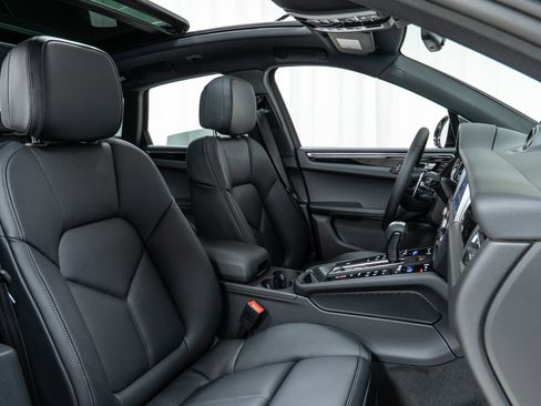 Used 2025 Porsche Macan image 25