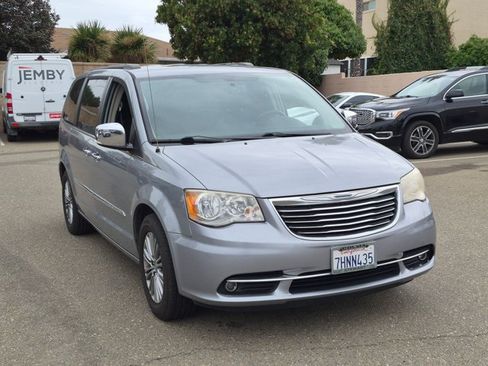 Used 2014 Chrysler Town & Country Touring-L w/ Driver Convenience Group FWD image 3