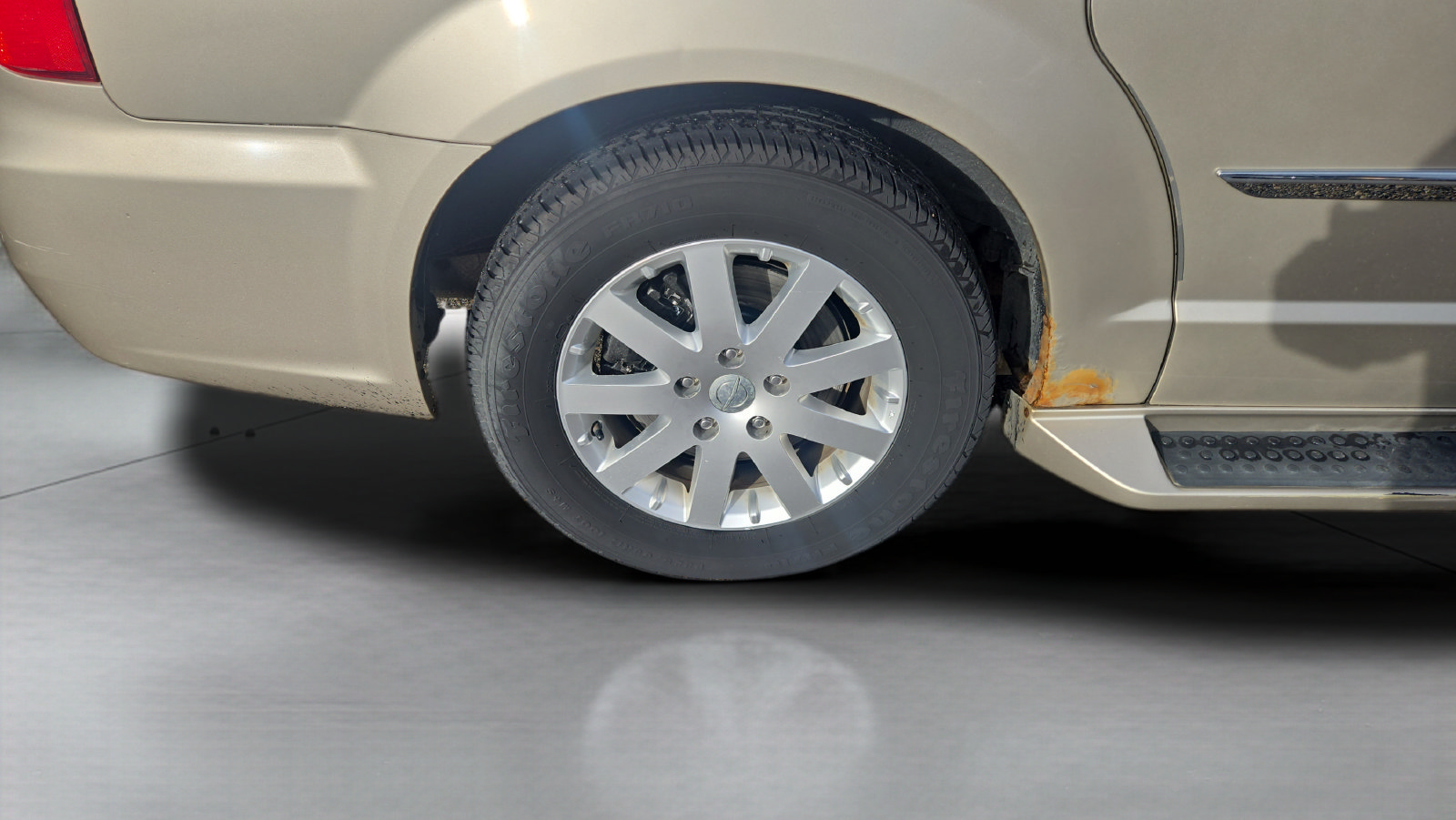 Used 2012 Chrysler Town & Country Touring-L w/ Entertainment Group #2 FWD image 32