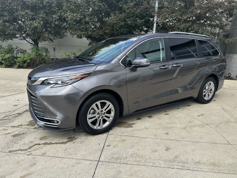 Used 2024 Toyota Sienna Platinum AWD/4WD image 3