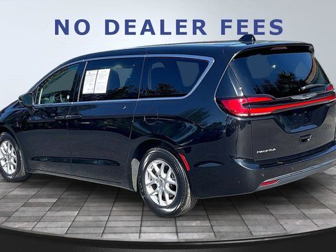 Used 2023 Chrysler Pacifica Touring-L FWD image 4