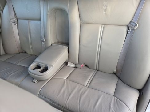 Used 2010 Lincoln Town Car Signature Limited image 12