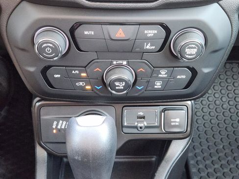 Used 2022 Jeep Renegade Latitude AWD/4WD image 15