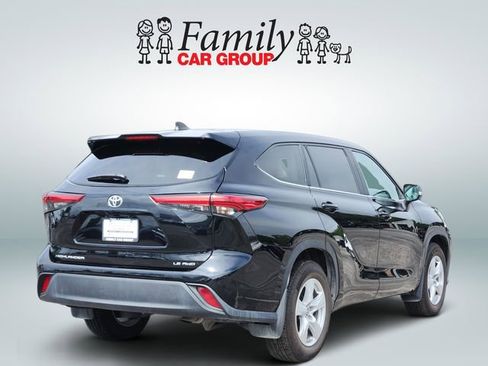 Used 2023 Toyota Highlander LE AWD/4WD image 4