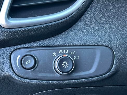 Used 2022 Chevrolet Trax LT w/ LT Convenience Package image 21