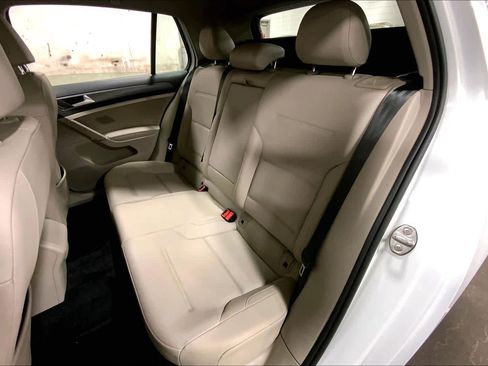 Used 2019 Volkswagen Golf SE image 21