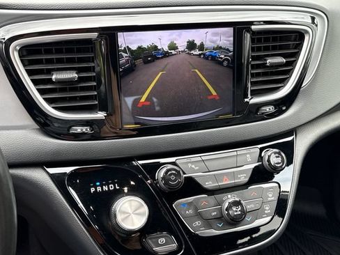 Used 2019 Chrysler Pacifica Touring-L w/ S Appearance Package FWD image 25