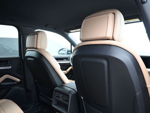 Used 2025 Porsche Cayenne AWD/4WD image 7
