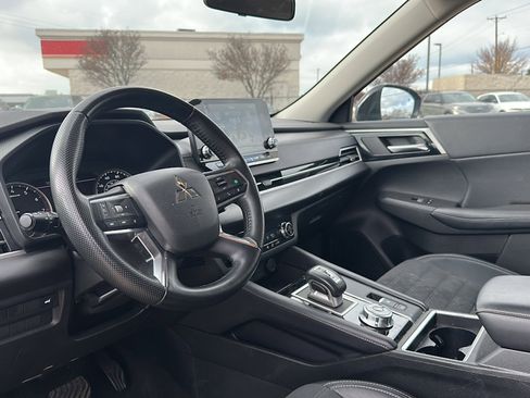 Used 2024 Mitsubishi Outlander SE image 9