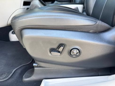 Used 2024 Chrysler Pacifica Touring-L FWD image 17