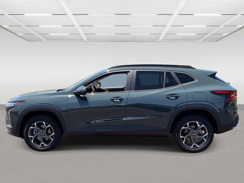 Used 2025 Chevrolet Trax LT w/ Driver Confidence Package FWD image 2