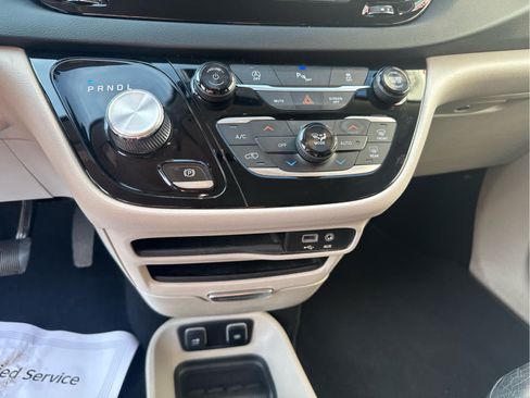 Used 2018 Chrysler Pacifica Touring-L FWD image 27