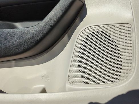 Used 2021 Chrysler Voyager Lxi image 26