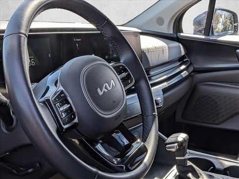 Used 2025 Kia Carnival image 9