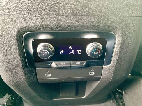 Used 2023 GMC Yukon SLT image 16