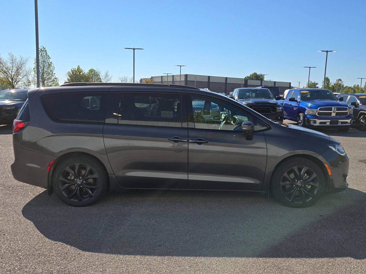 Used 2020 Chrysler Pacifica Limited w/ Advanced Safetytec Group FWD image 8