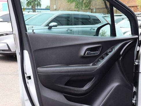 Used 2020 Chevrolet Trax LS FWD image 36