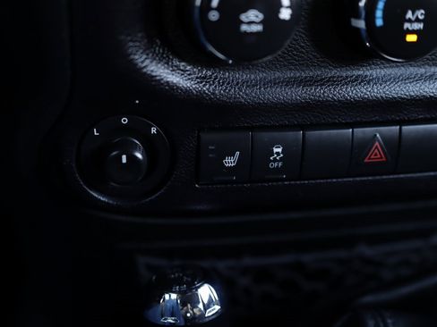 Used 2016 Jeep Wrangler Unlimited Rubicon w/ Connectivity Group image 19