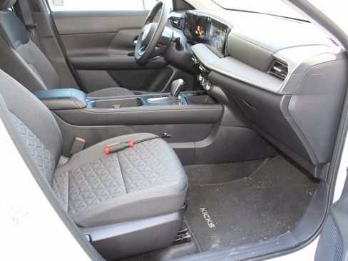 Used 2025 Nissan Kicks SV image 16