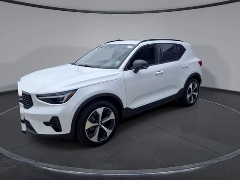 Certified 2026 Volvo XC40 B5 Plus AWD/4WD image 3