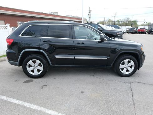 Used 2011 Jeep Grand Cherokee Laredo image 2