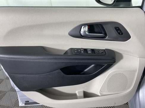 Used 2023 Chrysler Pacifica Touring-L image 13