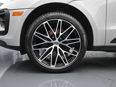 Certified 2025 Porsche Macan AWD/4WD image 4