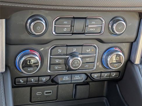 Used 2024 GMC Yukon SLT AWD/4WD image 29