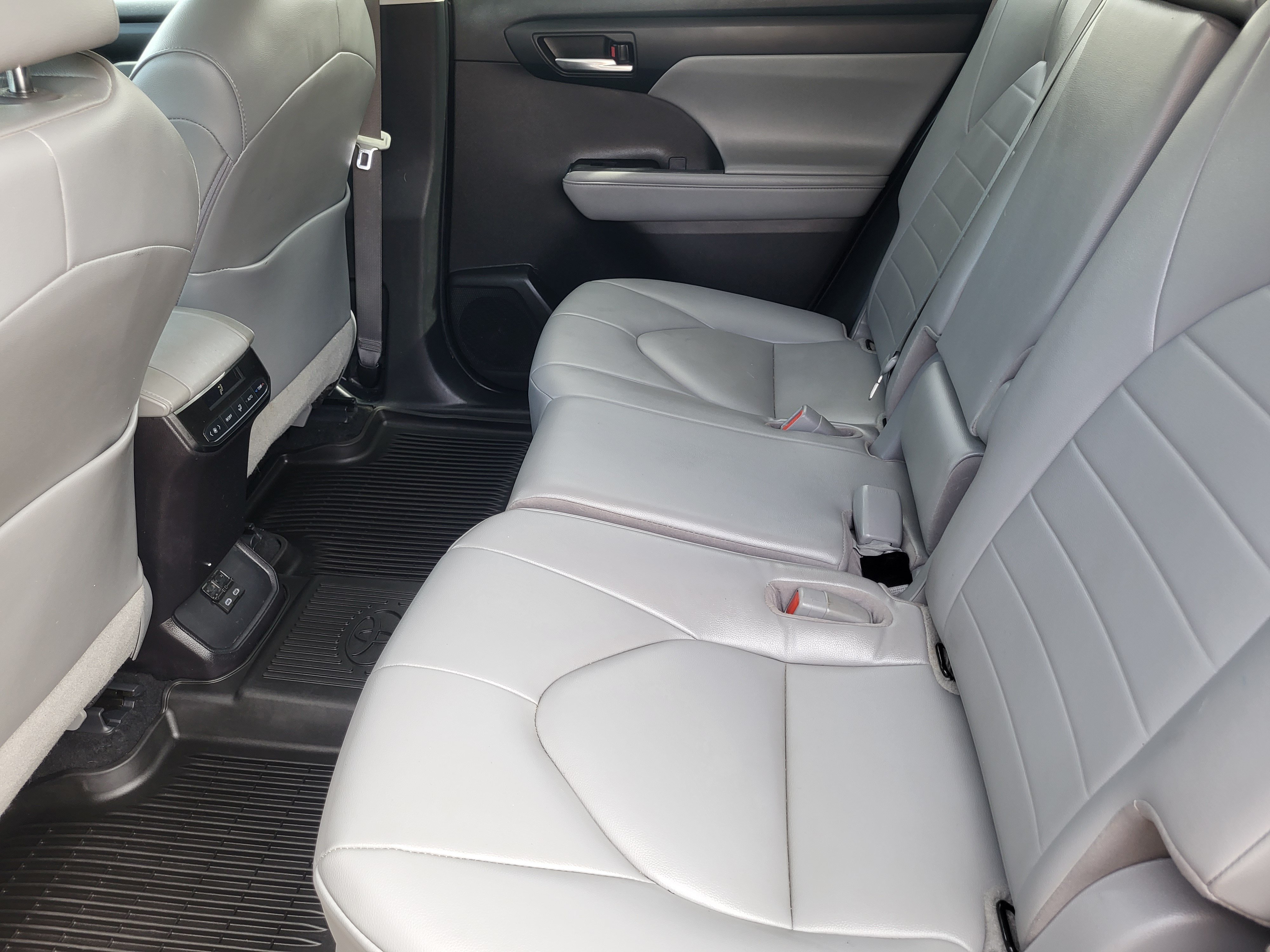 Used 2022 Toyota Highlander XLE AWD/4WD image 23