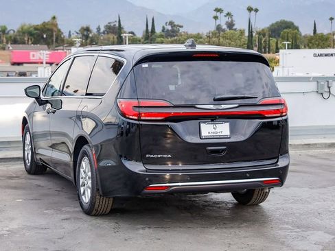 New 2026 Chrysler Pacifica Select image 7