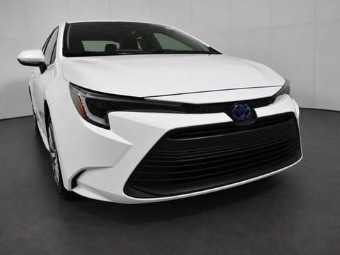 Used 2025 Toyota Corolla LE FWD image 3