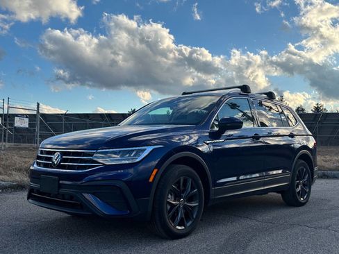 Used 2024 Volkswagen Tiguan SE w/ Panoramic Sunroof Package image 1