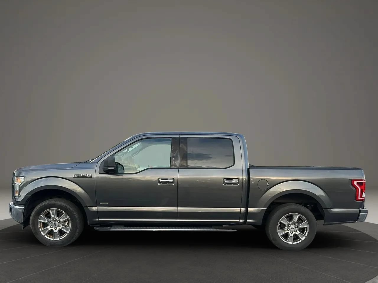 Used 2017 Ford F150 XLT w/ Equipment Group 302A Luxury RWD image 4