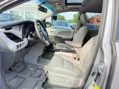 Used 2017 Toyota Sienna XLE w/ Outdoor Package FWD image 9