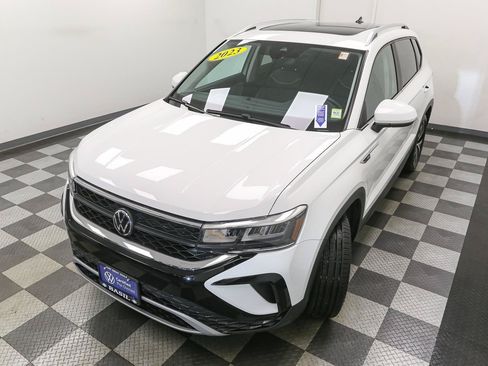 Certified 2023 Volkswagen Taos SE w/ Panoramic Sunroof Package AWD/4WD image 7