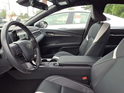 Used 2025 Toyota Camry SE FWD image 5