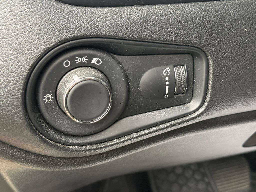 Used 2023 Jeep Renegade Latitude AWD/4WD image 17