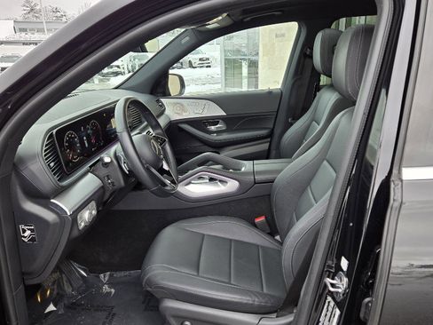 Used 2025 Mercedes-Benz GLS 450 4MATIC image 3