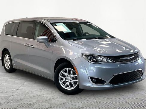 Used 2020 Chrysler Pacifica Touring w/ Cold Weather Group FWD image 3