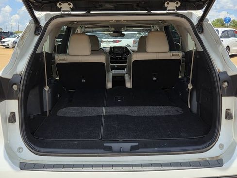 Used 2022 Toyota Highlander XLE FWD image 25